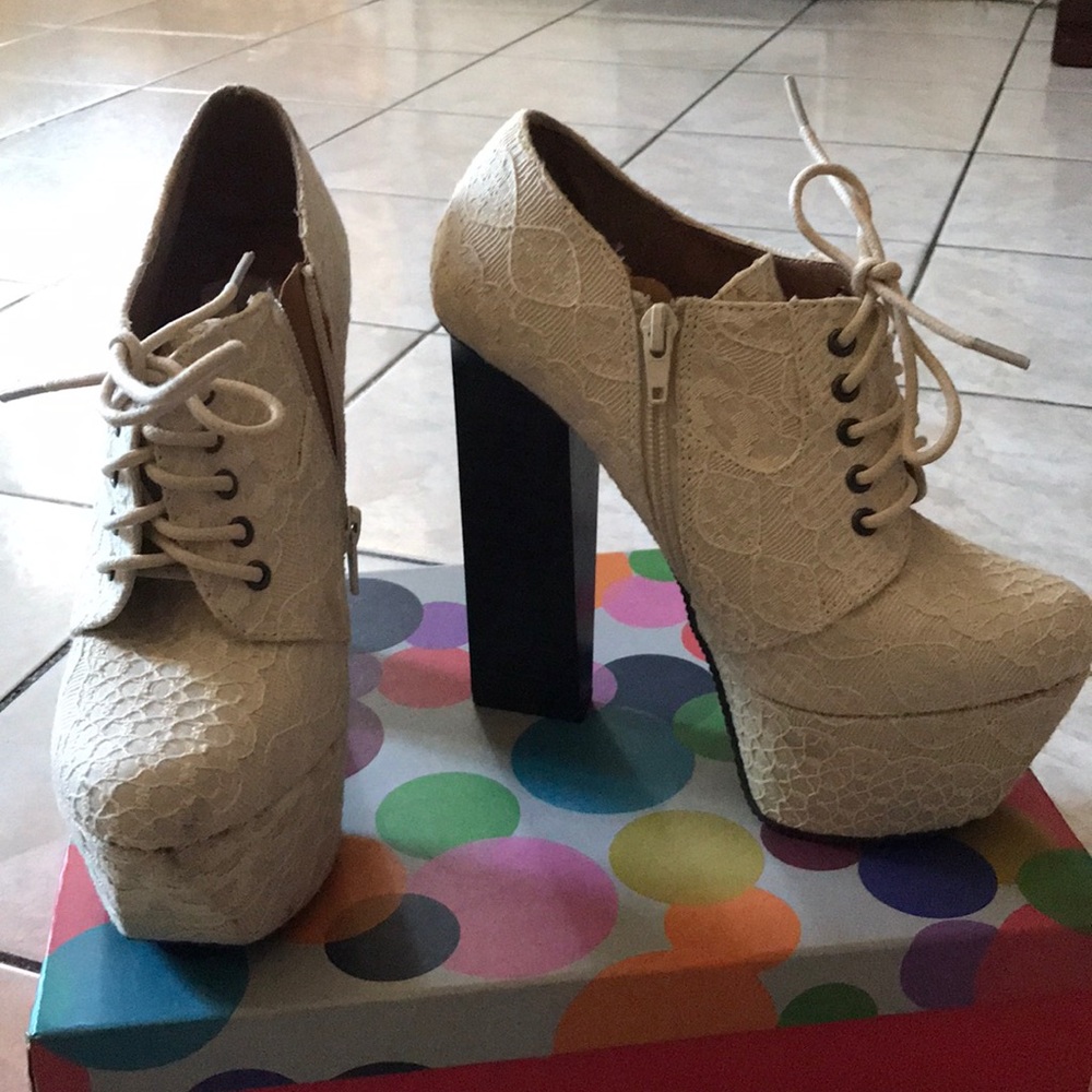 Laced ankle boots